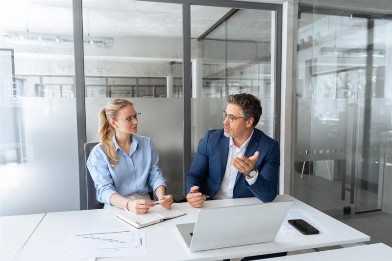 mujer y hombre trabajando