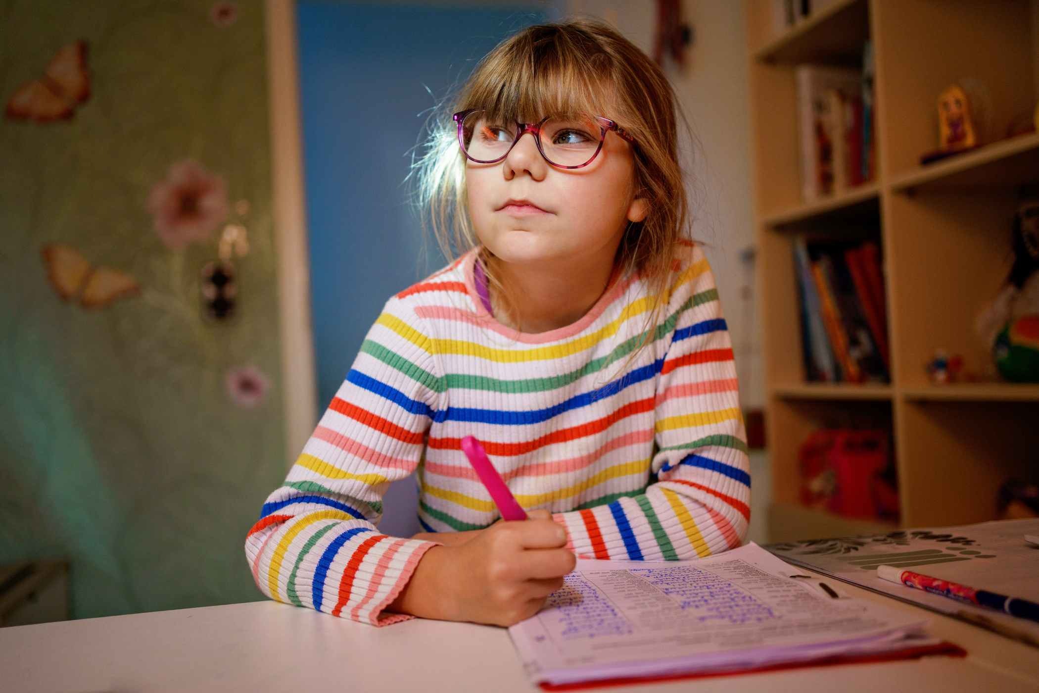 niña haciendo sus deberes