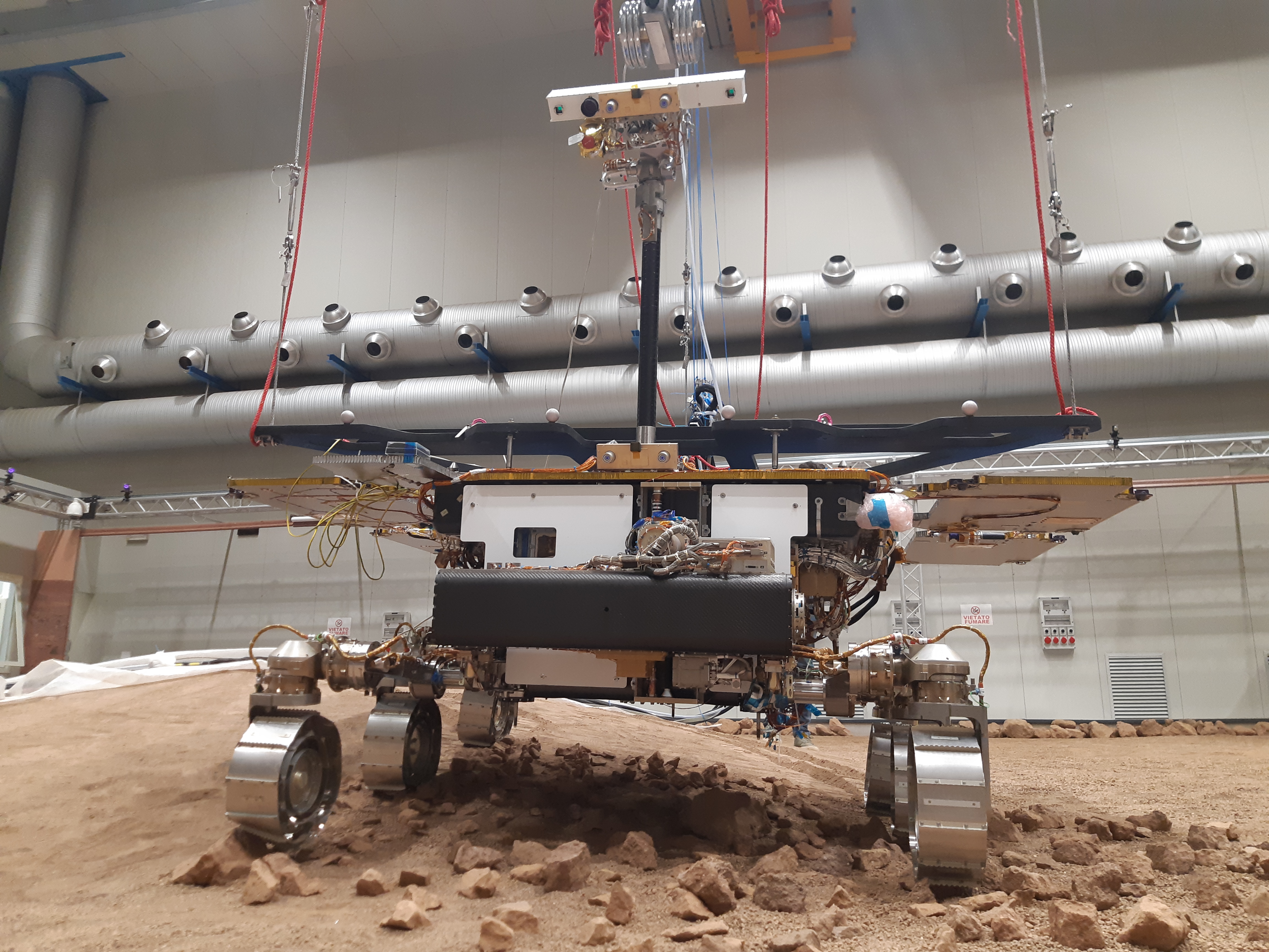 Réplica del rover ExoMars de la ESA y Roscosmos, conocido como Amalia, conduciendo a través de un terreno accidentado. Su lanzamiento, previsto en 2022 para buscar vida en Marte, es ahora improbable. / ESA