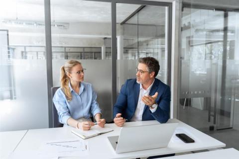 mujer y hombre trabajando
