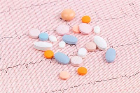 pastillas y electrocardiograma