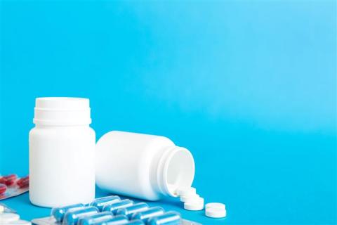 Botes con pastillas.