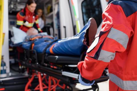 Herido entrando en una ambulancia.