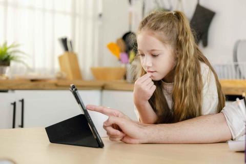 niña mirando una pantalla