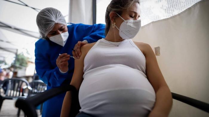 Embarazada vacunándose