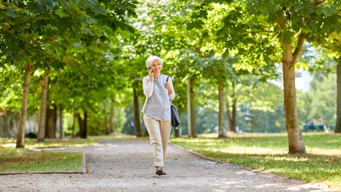 El ejercicio moderado puede ralentizar el deterioro cognitivo provocado por el alzhéimer preclínico caminar