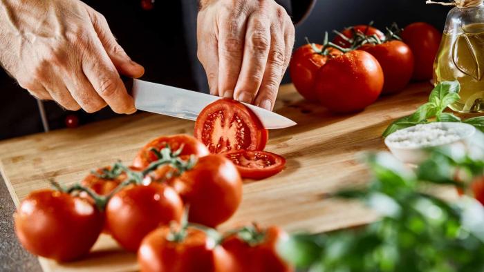 Mejorar la dieta a los 45 años puede alargar la vida entre dos y tres años, según un estudio tomates