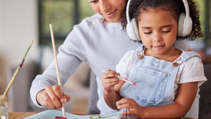 Niña con auriculares