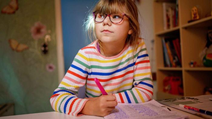 niña haciendo sus deberes