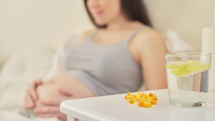 mujer embarazada con vitaminas