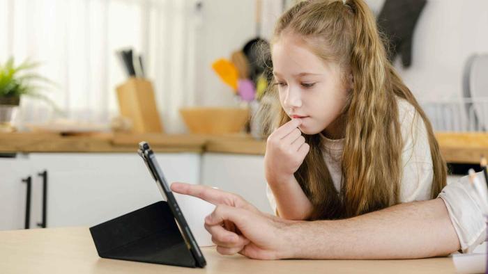 Proponen el concepto de criticoma para abordar periodos críticos de desarrollo cerebral hasta la juventud niña mirando una pantalla
