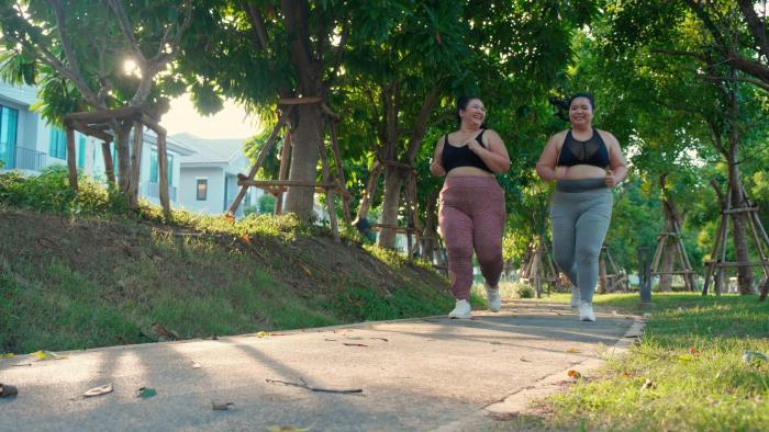 Dos mujeres corriendo.