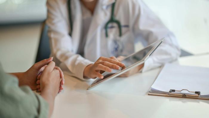Médica con paciente.