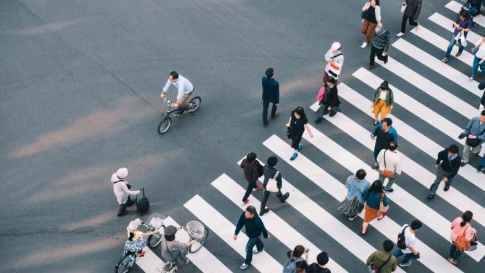 Hallan variantes genéticas asociadas con la personalidad humana gente en la calle